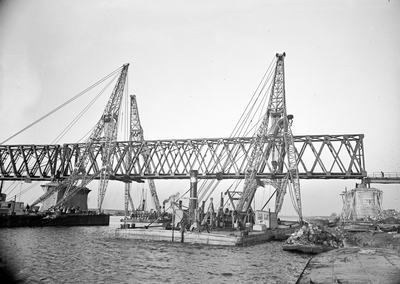 152707 Gezicht op de bouw van de spoorbrug te Mook.